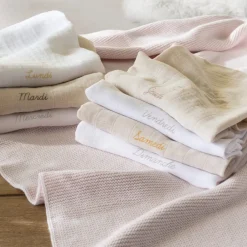 Coffrets Cadeaux|Nouveautés Bébénew|Carré Blanc Coffret semainier de langes coton bio Bienvenue