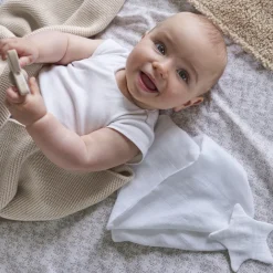 Accessoires|Nouveautés Bébénew|Carré Blanc Doudou coton bio Bienvenue blanc