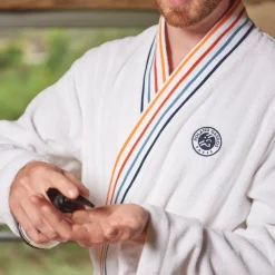 Coffrets Cadeaux|Roland-garroscollab|Carré Blanc Peignoir homme coton col kimono Roland-Garros 2024 Ace