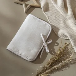 Accessoires|Nouveautés Bébénew|Carré Blanc Protège carnet de santé gaze de coton Bienvenue naturel