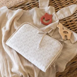Accessoires|Nouveautés Bébénew|Carré Blanc Protège carnet de santé Merveille écru